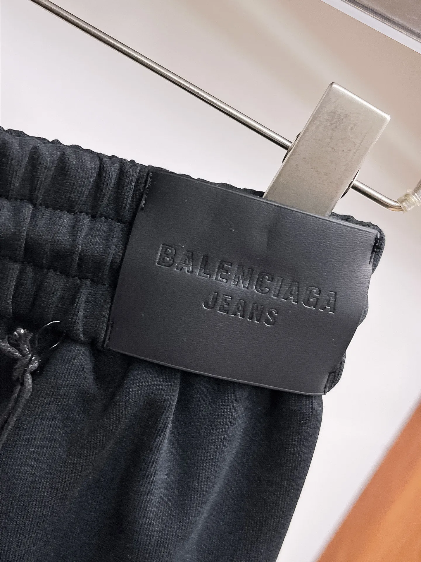 Balenciaga's three-standard complete 2026 summer New Arrival men's casual shorts, advanced custom-made Breathable fabric, Breathable fabric, extremely stretchy and comfortable, impeccable details, top-grade accessories, original logo design concept, delicate and soft feel! The upper body fit is awesome! Size: M-XXXL Please state your height and weight when ordering